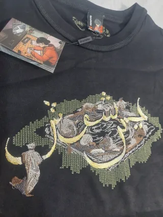 Camiseta negra bordada