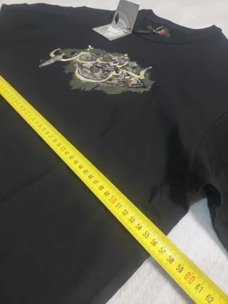 Camiseta negra bordada