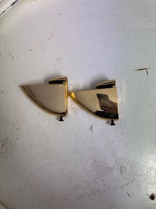Soportes dorados para estanterías