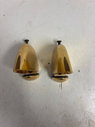 Soportes dorados para estanterías