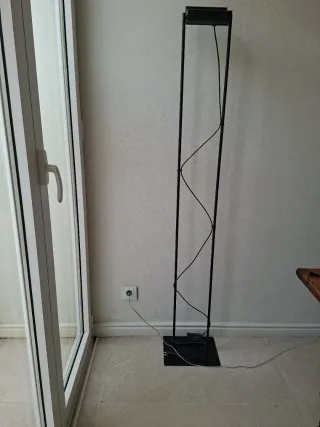 Lámpara de pie moderna negra