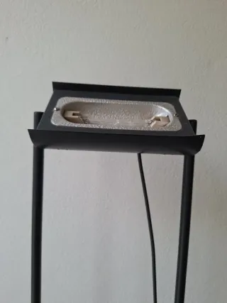 Lámpara de pie moderna negra