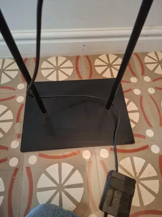 Lámpara de pie moderna negra