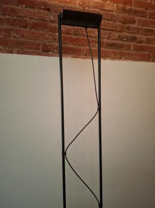 Lámpara de pie moderna negra