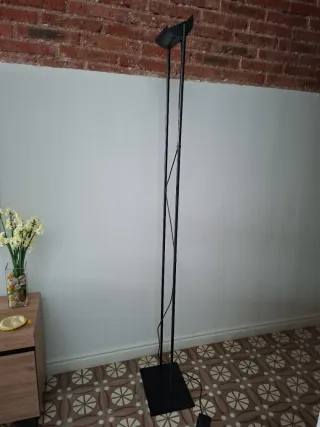 Lámpara de pie moderna negra