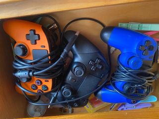 PS4 1TB + 7 Juegos + 3 Mandos