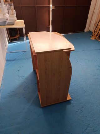 Escritorio de madera color miel , sin cajón