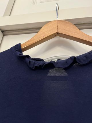 Blusa azul manga larga con volantes