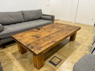 Mesa baja rústica de madera