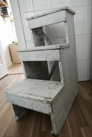 Escalera vintage madera. Tres peldaños.