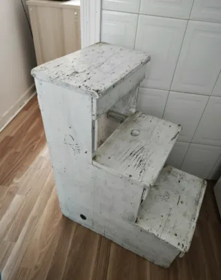 Escalera vintage madera. Tres peldaños.