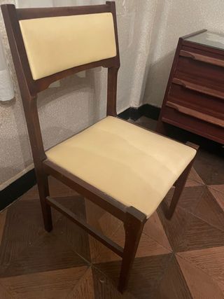 Sillas de madera con asiento y respaldo beige