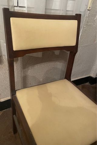 Sillas de madera con asiento y respaldo beige