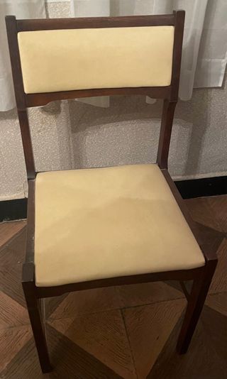 Sillas de madera con asiento y respaldo beige