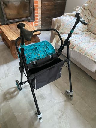 Andador con asiento y cesta