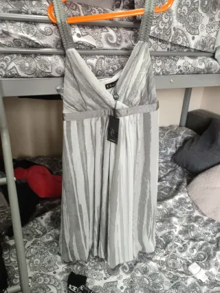 Vestido gris y blanco