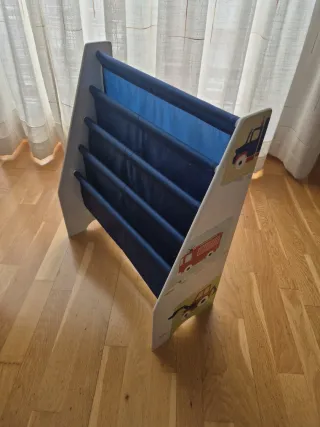 Librería infantil de tela azul