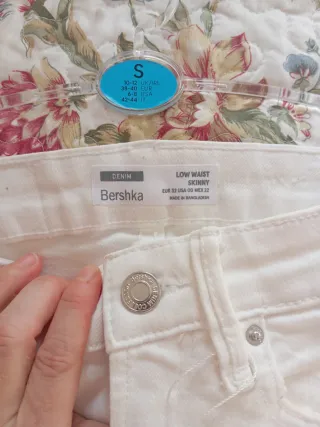 Pantalón vaquero Bershka blanco roto T.XS 32