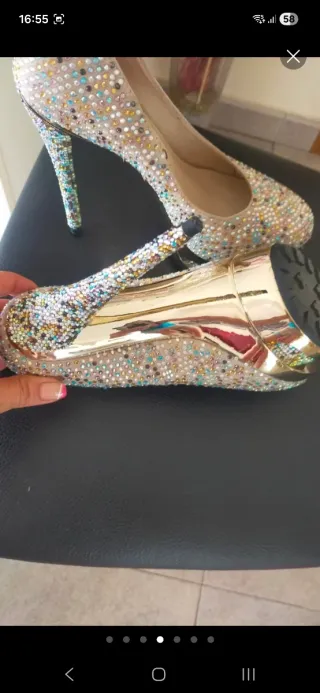 Zapatos de tacón con pedrería y plataforma