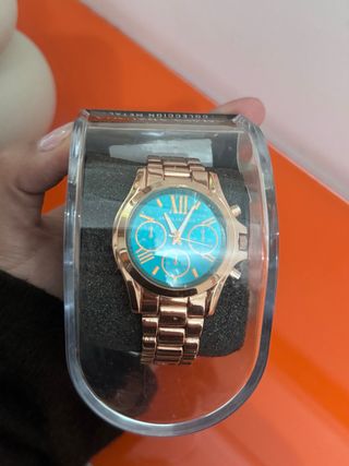 Reloj de pulsera dorado y turquesa