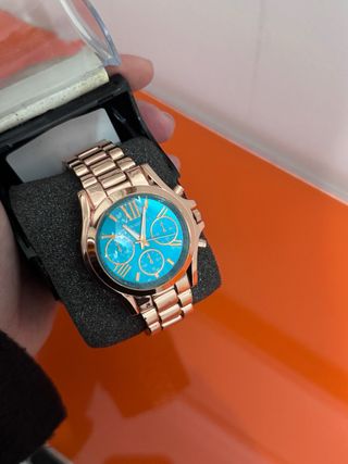 Reloj de pulsera dorado y turquesa