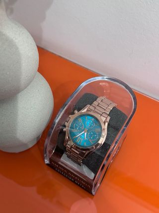 Reloj de pulsera dorado y turquesa