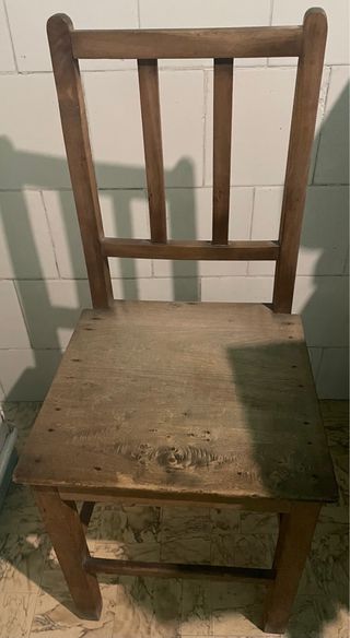 Silla de madera rústica
