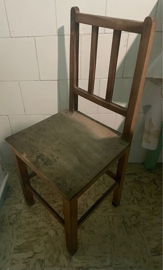 Silla de madera rústica