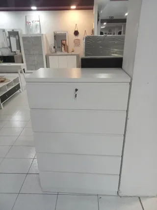 Cómoda blanca con llave