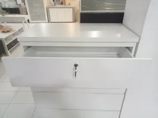 Cómoda blanca con llave
