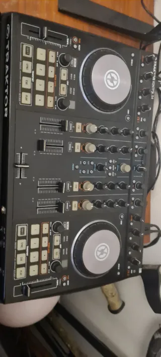 Controlador DJ Traktor Kontrol S4 MK2