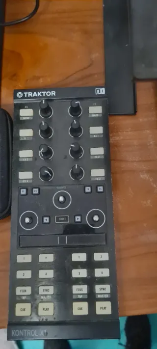 Controlador DJ Traktor Kontrol S4 MK2