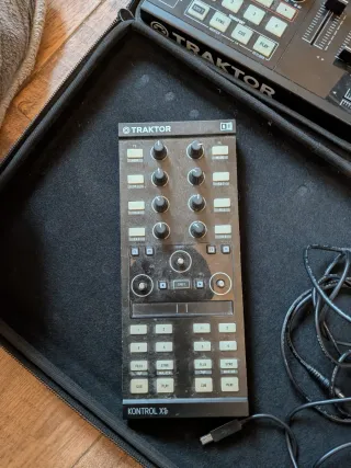 Controlador DJ Traktor Kontrol S4 MK2