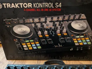 Controlador DJ Traktor Kontrol S4 MK2