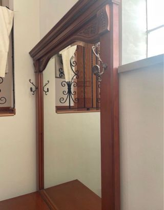 Mueble recibidor madera con espejo y baúl