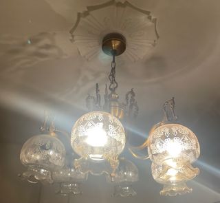 Lámpara de techo dorada y cristal