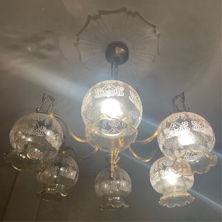 Lámpara de techo dorada y cristal