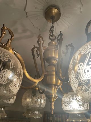 Lámpara de techo dorada y cristal