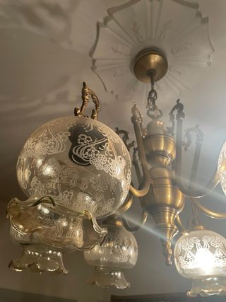 Lámpara de techo dorada y cristal