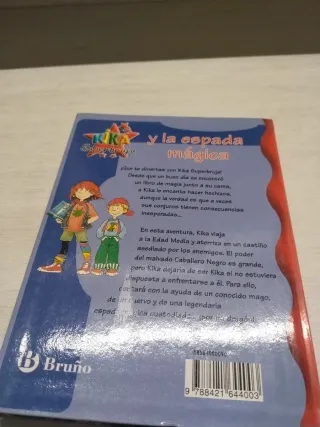 Kika Superbruja y la espada mágica (Spanish Edi...
