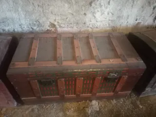 Baúl antiguo de madera y metal