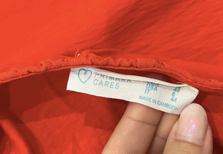 Blusa camiseta roja manga abullonada escote V