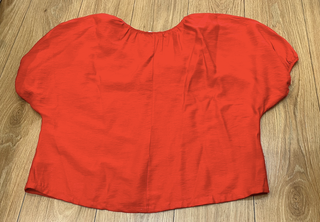 Blusa camiseta roja manga abullonada escote V