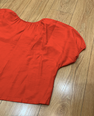 Blusa camiseta roja manga abullonada escote V