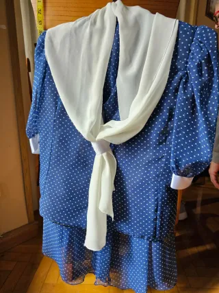 Traje de falda azul con lunares blancos