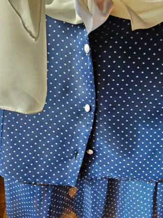 Traje de falda azul con lunares blancos