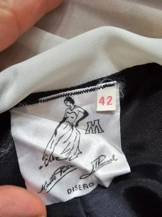 Traje de falda azul con lunares blancos