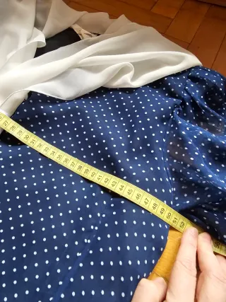 Traje de falda azul con lunares blancos