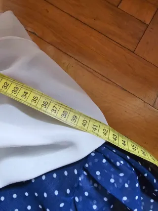 Traje de falda azul con lunares blancos