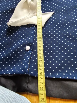 Traje de falda azul con lunares blancos